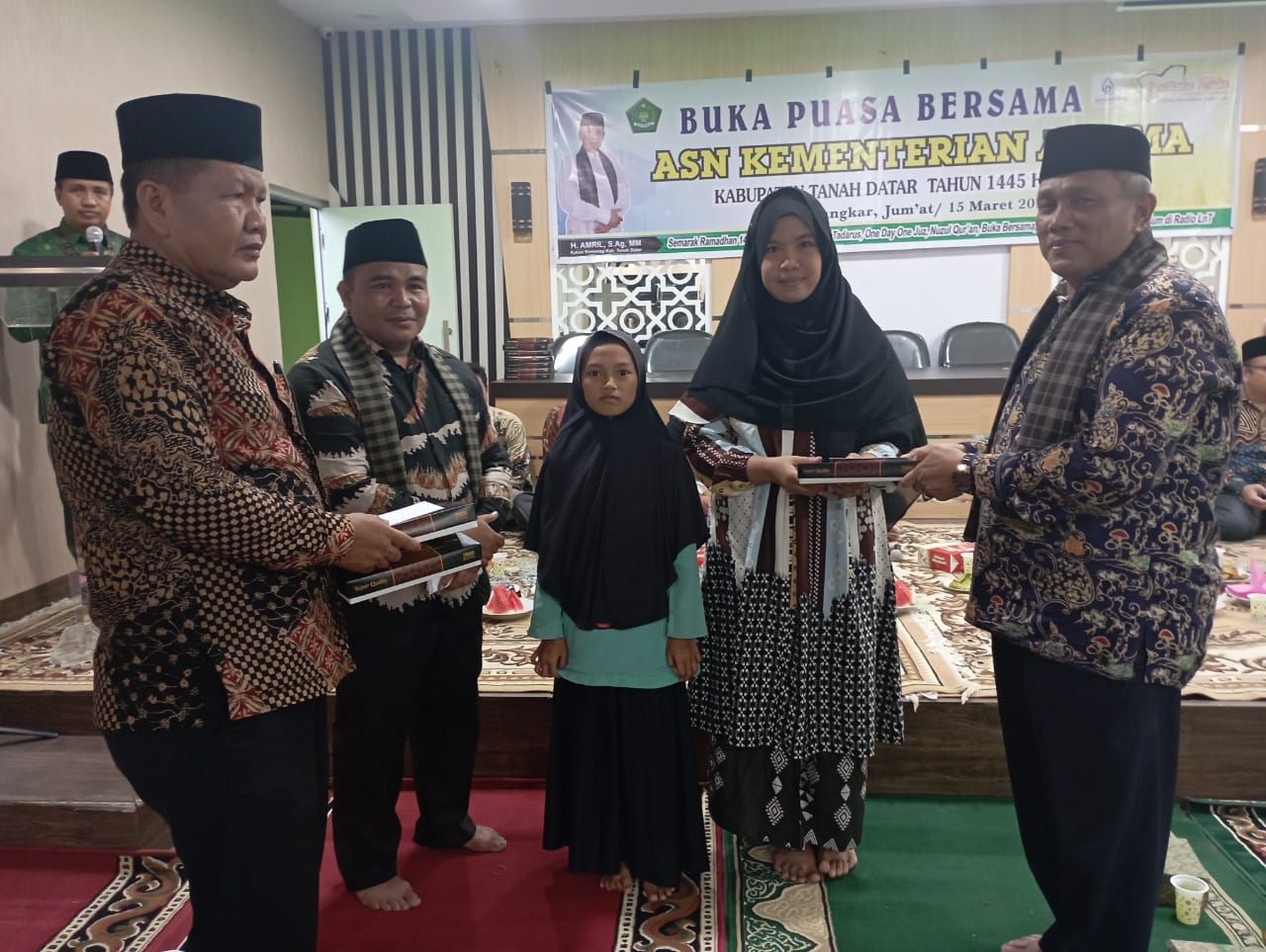 Kepala Kantor Kemenag Tanahdatar H. Amril menyerahkan bantuan untuk anak yatim dilingkungan kantor.